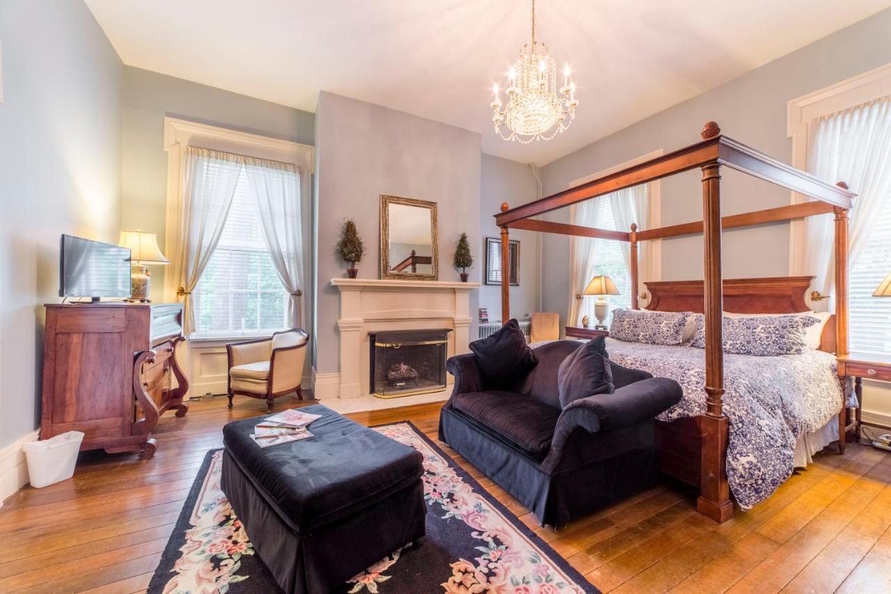 Bourbon Manor Bed & Breakfast Inn บาร์ดสทาวน์ ภายนอก รูปภาพ