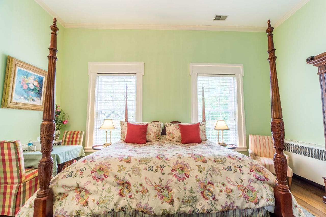 Bourbon Manor Bed & Breakfast Inn บาร์ดสทาวน์ ภายนอก รูปภาพ