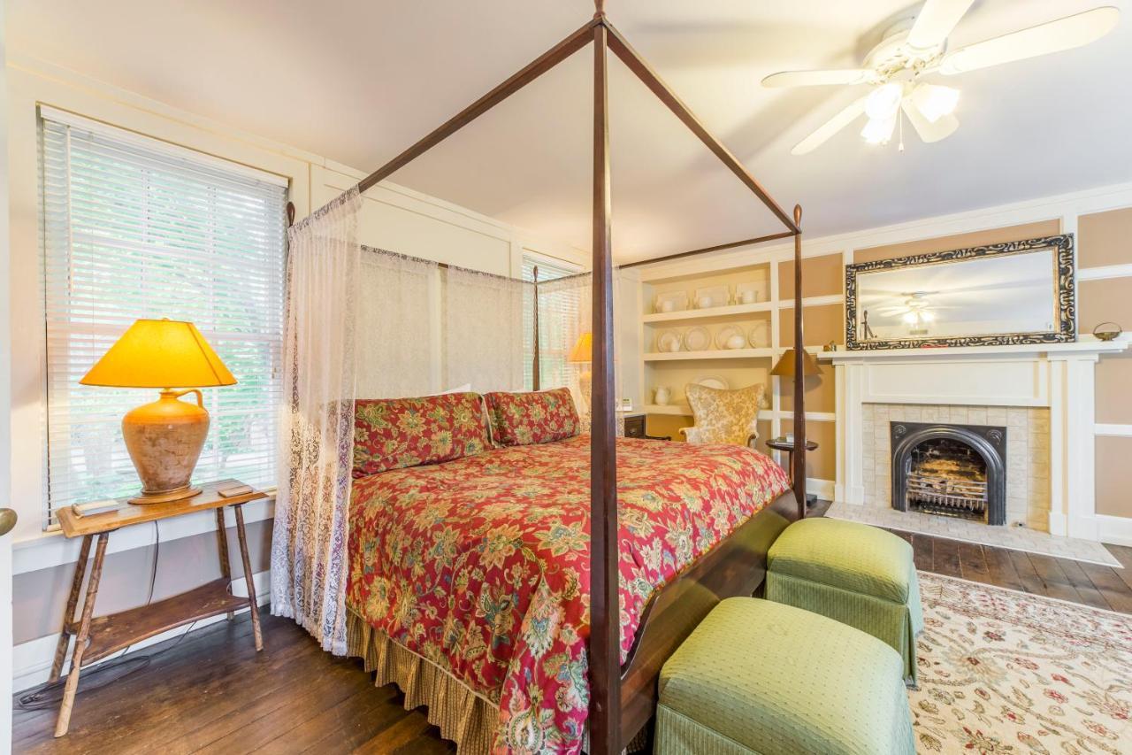 Bourbon Manor Bed & Breakfast Inn บาร์ดสทาวน์ ภายนอก รูปภาพ