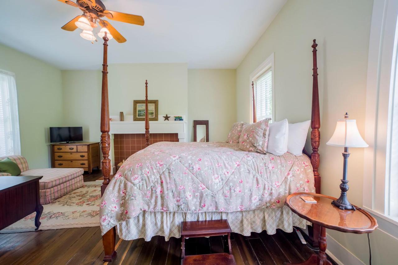 Bourbon Manor Bed & Breakfast Inn บาร์ดสทาวน์ ภายนอก รูปภาพ