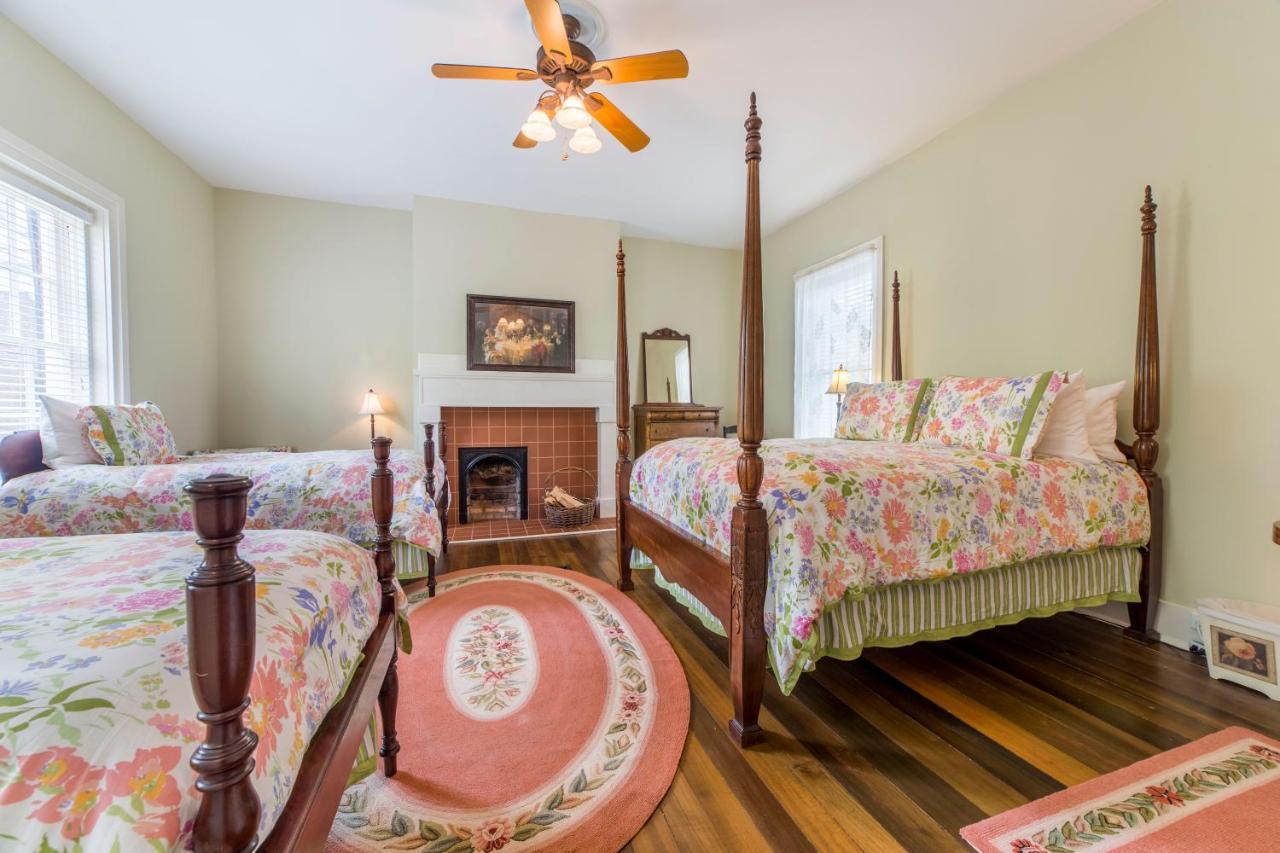 Bourbon Manor Bed & Breakfast Inn บาร์ดสทาวน์ ภายนอก รูปภาพ