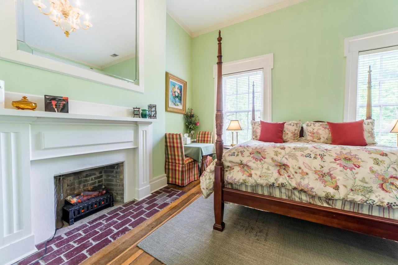 Bourbon Manor Bed & Breakfast Inn บาร์ดสทาวน์ ภายนอก รูปภาพ
