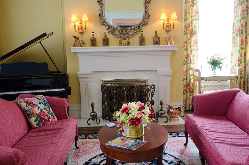 Bourbon Manor Bed & Breakfast Inn บาร์ดสทาวน์ ภายนอก รูปภาพ