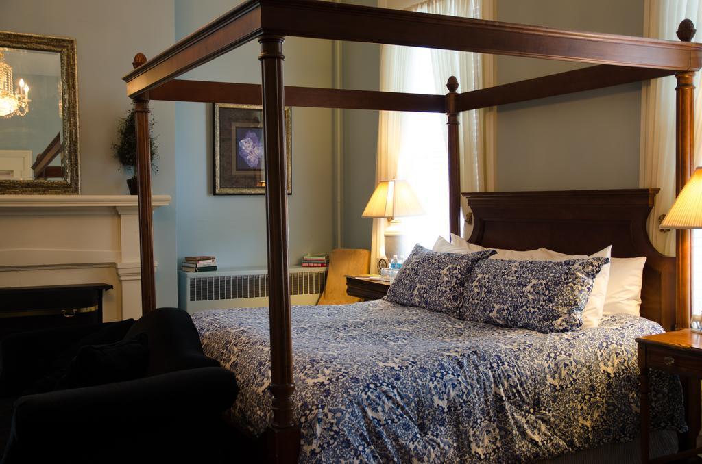 Bourbon Manor Bed & Breakfast Inn บาร์ดสทาวน์ ห้อง รูปภาพ