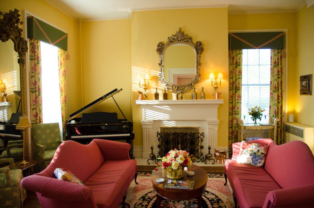 Bourbon Manor Bed & Breakfast Inn บาร์ดสทาวน์ ภายนอก รูปภาพ