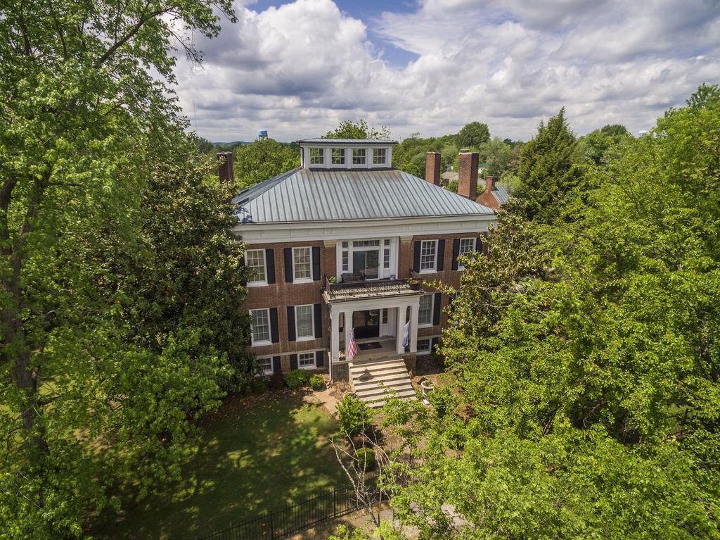 Bourbon Manor Bed & Breakfast Inn บาร์ดสทาวน์ ภายนอก รูปภาพ