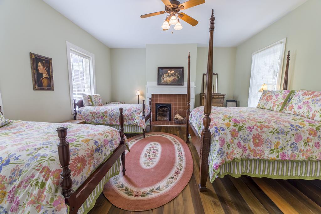 Bourbon Manor Bed & Breakfast Inn บาร์ดสทาวน์ ห้อง รูปภาพ