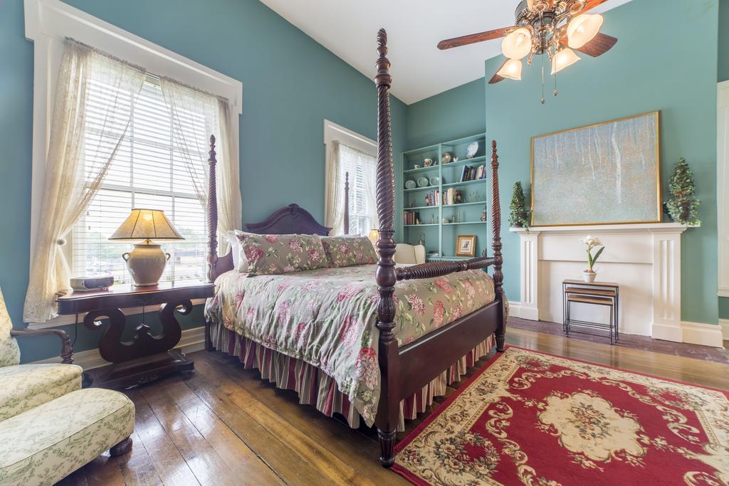 Bourbon Manor Bed & Breakfast Inn บาร์ดสทาวน์ ภายนอก รูปภาพ